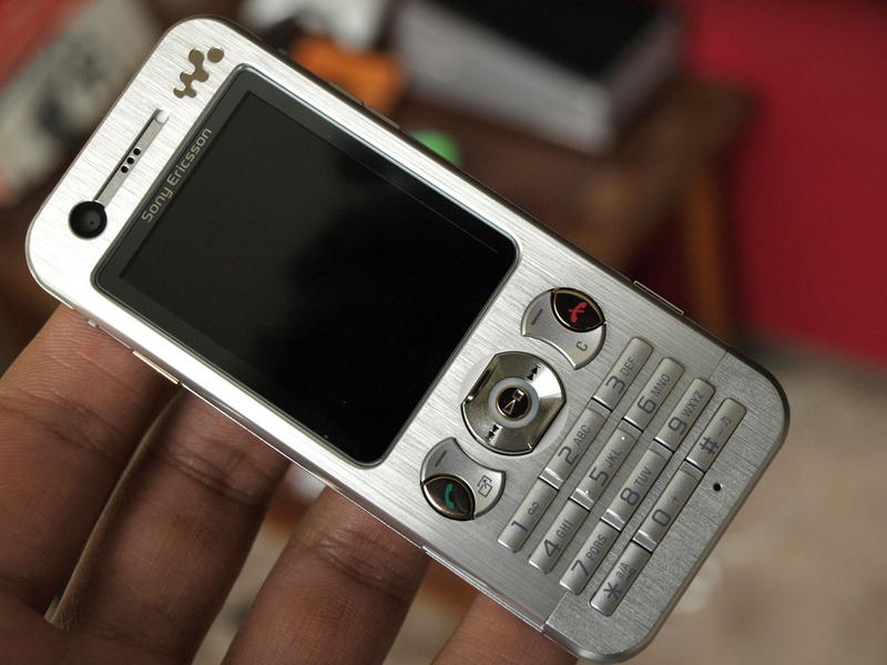 Illustration for article titled Lightning Review: Sony Ericsson W890i Walkman Phone (Great, No Nonsense Candybar Phone)